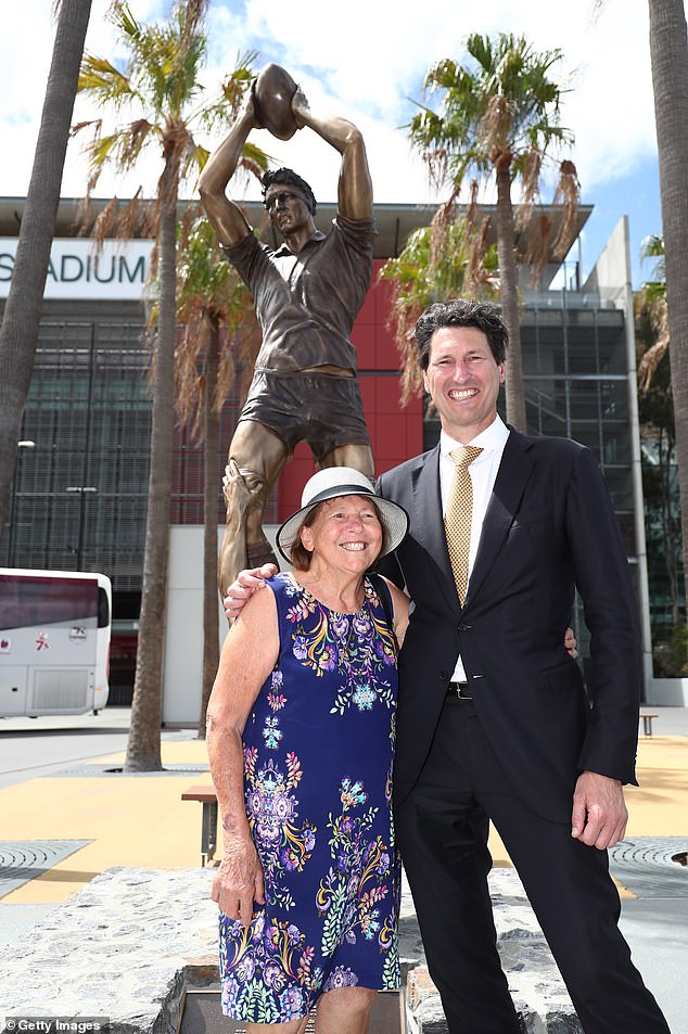 91924897-14067289-John_Eales_with_his_mother_Rosas_in_front_of_the_statue_erected_-a-115_17313067118.jpeg