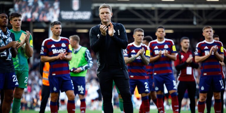 eddie-howe-and-newcastle-players-applaud-fans.jpg