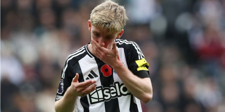 newcastle-forward-anthony-gordon.jpg