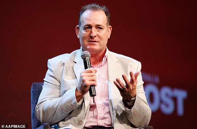 91823309-14056831-Outspoken_rugby_legend_David_Campese_has_accused_modern_day_Wall-a-16_173102698325.jpeg
