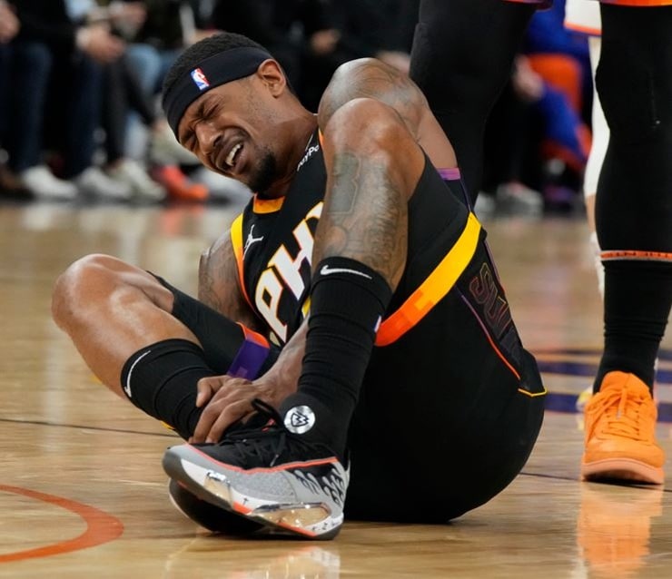 Suns-Bradley-Beal-out-indefinitely-after-right-ankle-injury-vs.-Knicks.jpg