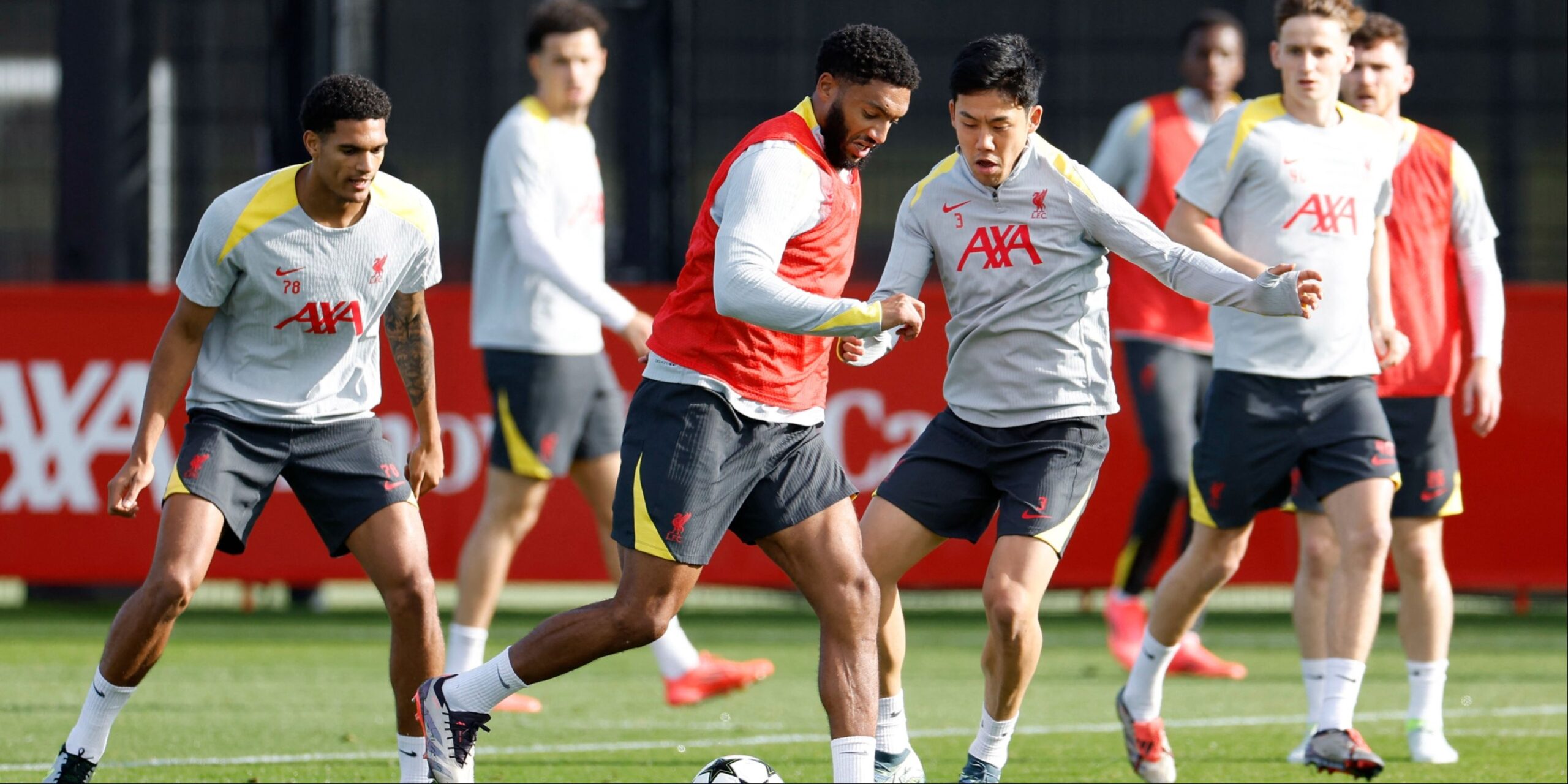 wataru-endo-liverpool-joe-gomez.jpg