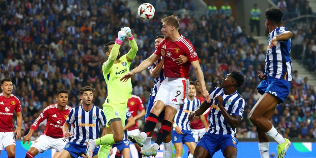 fc-porto-s-diogo-costa-in-action-with-manchester-united-s-rasmus-hojlund.JPG