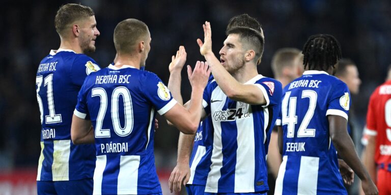 hertha-bsc-s-jonjoe-kenny-celebrates-with-teammates.JPG