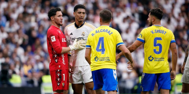 real-madrid-s-jude-bellingham-remonstrates-with-cadiz-s-jeremias-ledesma-and-ruben-alcaraz.JPG