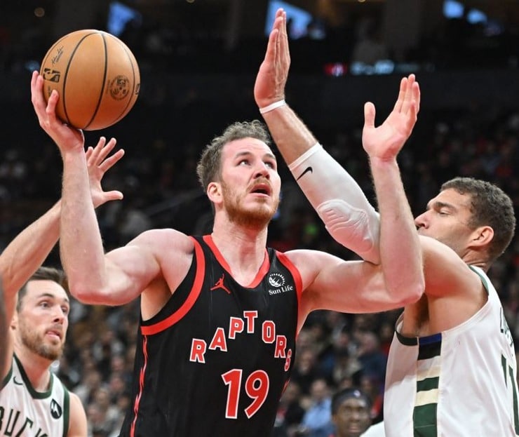 Raptors-center-Jakob-Poeltl-finger-out-indefinitely.jpg