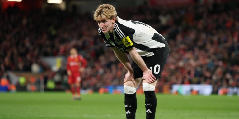 anthony-gordon-looks-dejected-for-liverpool.jpg