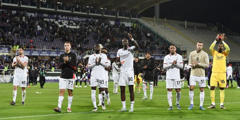 c-milan-s-tammy-abraham-and-teammates-applaud-fans-after-the-match.JPG