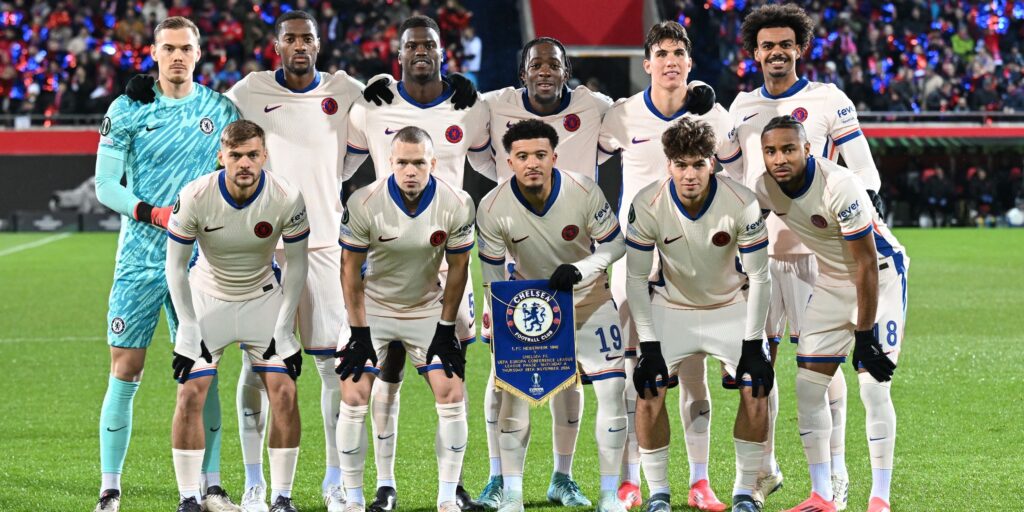 chelsea-players-pose-for-a-team-group-photo-before-the-match.JPG