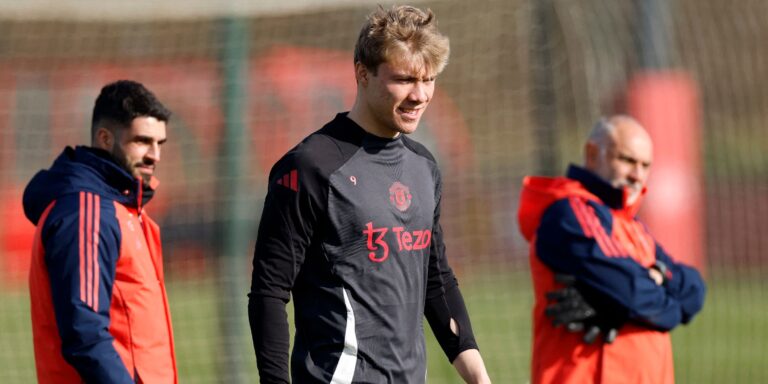 manchester-united-s-rasmus-hojlund-with-assistant-head-coach-carlos-fernandes-during-training.JPG