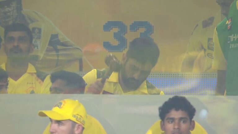MS-Dhoni-Hammers-Bat.jpg