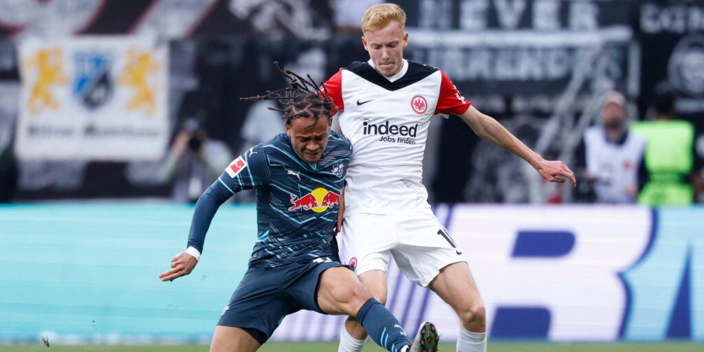 rb-leipzig-s-xavi-simons-in-action-with-eintracht-frankfurt-s-hugo-larsson.JPG