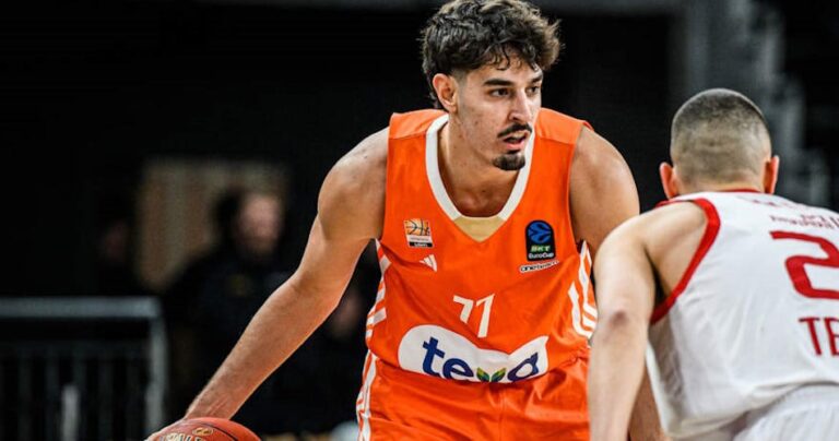 66121be3-ben-saraf-dribbles-ulm-eurocup.jpg