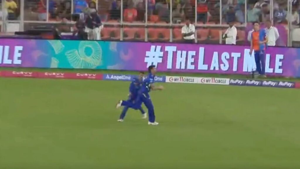 Reece-Topley-Catches-Prabhsimran-Singh.jpg