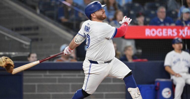 alejandro-kirk-slugging-1.jpg