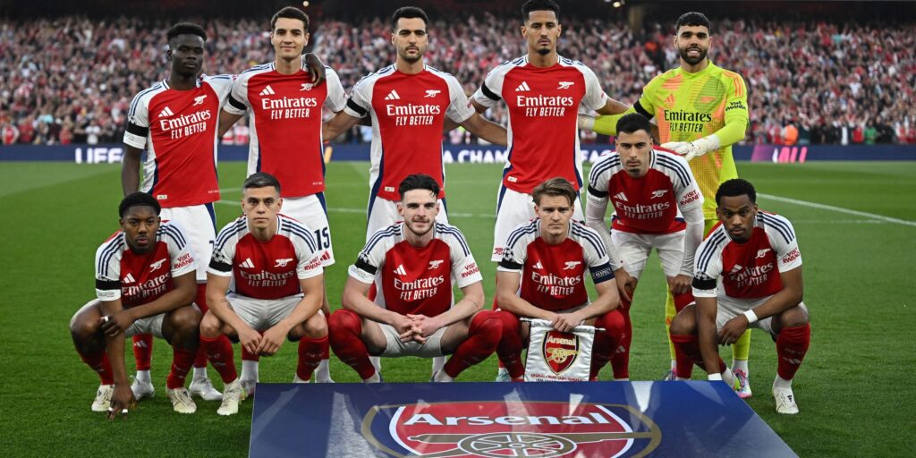 arsenal-players-pose-for-a-team-group-photo-before-the-match.JPG