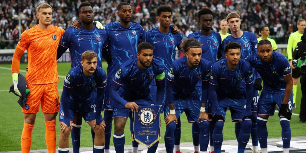 chelsea-players-pose-for-a-team-group-photo-before-the-match-1.JPG