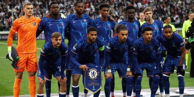 chelsea-players-pose-for-a-team-group-photo-before-the-match-1.JPG