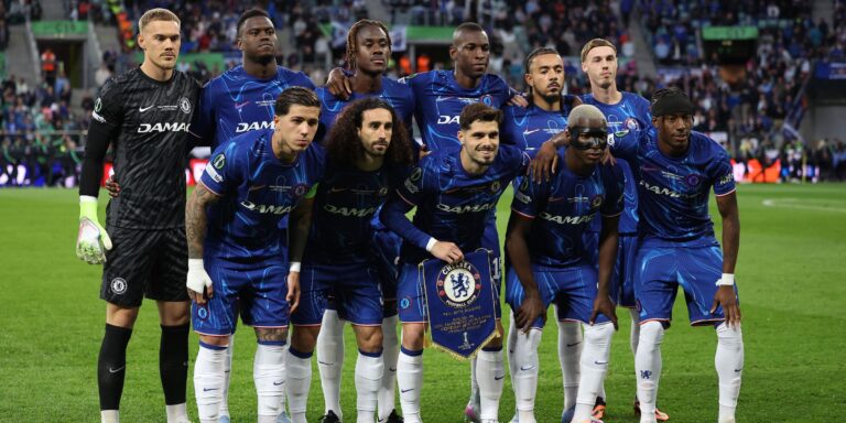 chelsea-players-pose-for-a-team-group-photo-before-the-match.JPG