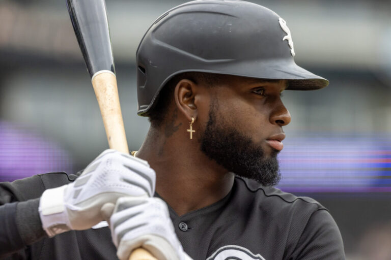 luis-robert-jr-white-sox-1024x683.jpg