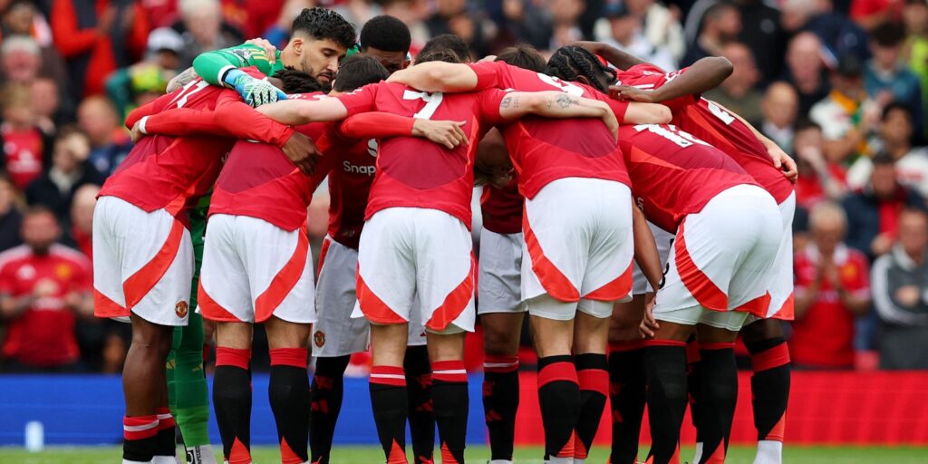 manchester-united-players-huddle-before-the-match.JPG