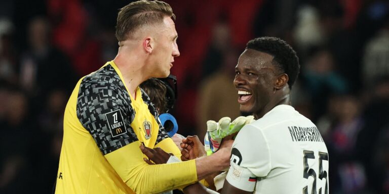 ogc-nice-s-marcin-bulka-and-youssouf-ndayishimiye-celebrate-after-the-match.JPG