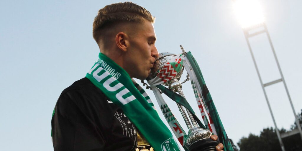 sporting-cp-s-viktor-gyokeres-kisses-the-trophy-as-he-celebrate-after-winning-the-taca-de-portugal.J.jpeg