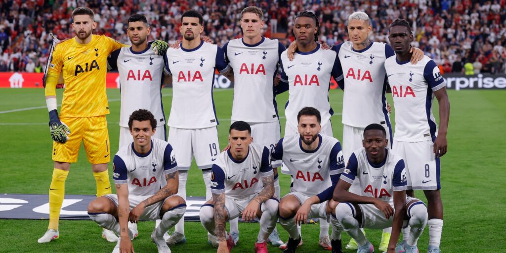 tottenham-hotspur-players-pose-for-a-team-group-photo.JPG