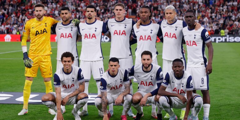 tottenham-hotspur-players-pose-for-a-team-group-photo.JPG