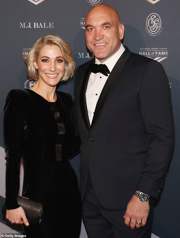 100445351-14920215-A_chance_meeting_with_footy_legend_Gorden_Tallis_in_a_Brisbane_s-m-16_17528812826.jpeg