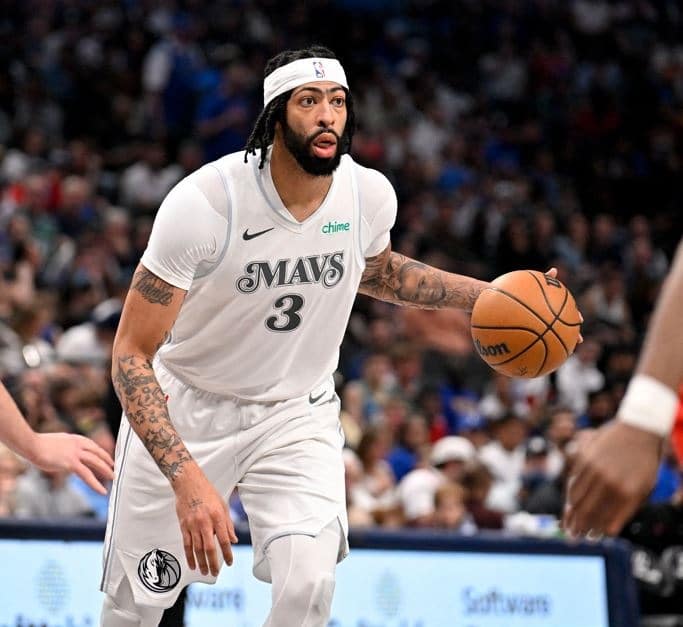 Anthony-Davis-Undergoes-Eye-Surgery-Expected-To-Return-For-Mavs-Camp.jpg