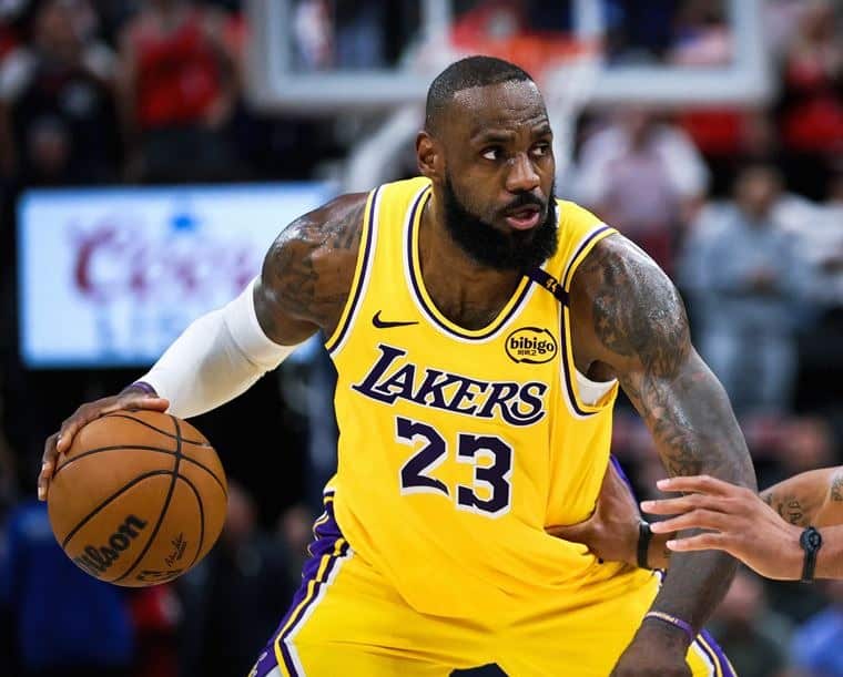 LeBron-James-Only-Interests-Mavericks-If-Contract-Bought-Out.jpg