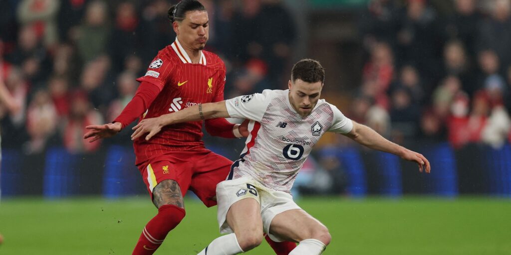 darwin-nunez-in-action-with-lille-s-gabriel-gudmundsson.JPG