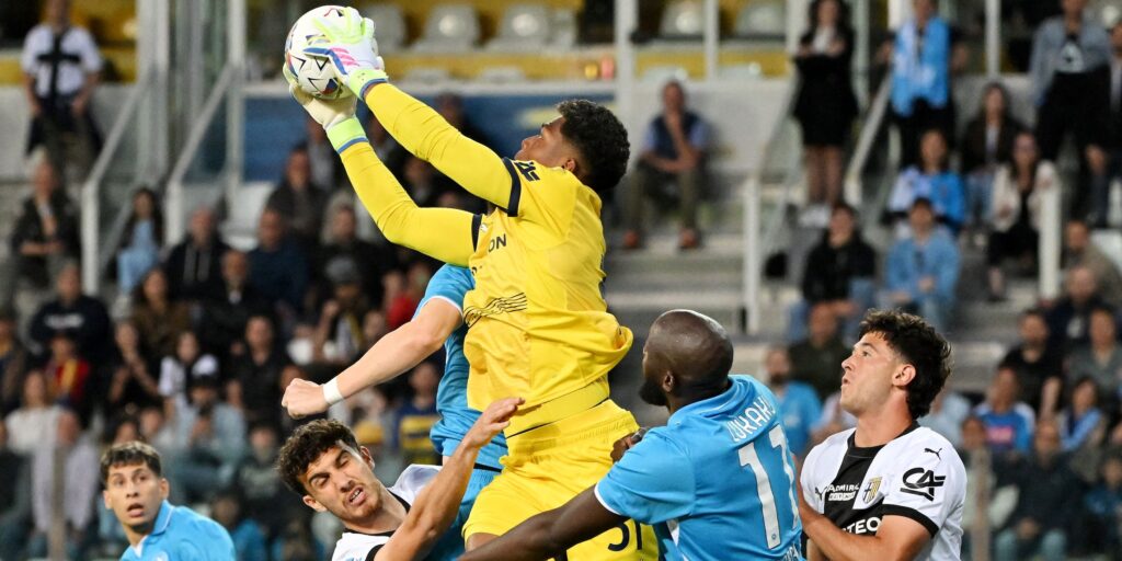 parma-s-zion-suzuki-in-action-with-napoli-s-romelu-lukaku.JPG