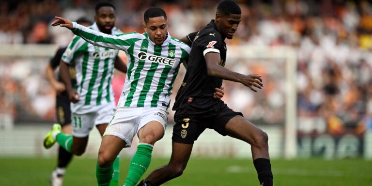 real-betis-vitor-roque-in-action-with-valencia-s-cristhian-mosquera.JPG