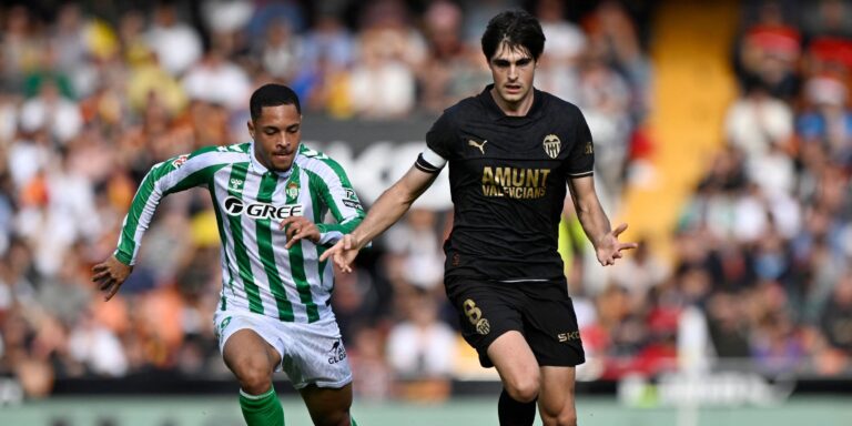 real-betis-vitor-roque-in-action-with-valencia-s-javi-guerra.JPG
